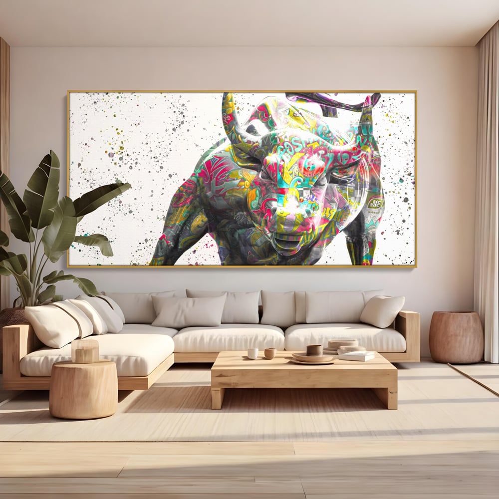 Tablou canvas cu tablou canvas cu taur colorat, in rama de aluminiu auriu, pe perete intr-un living